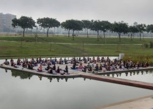 Clase de yoga solidaria en el Lago de la Vida en Dos Hermanas a favor de la Azotea Azul